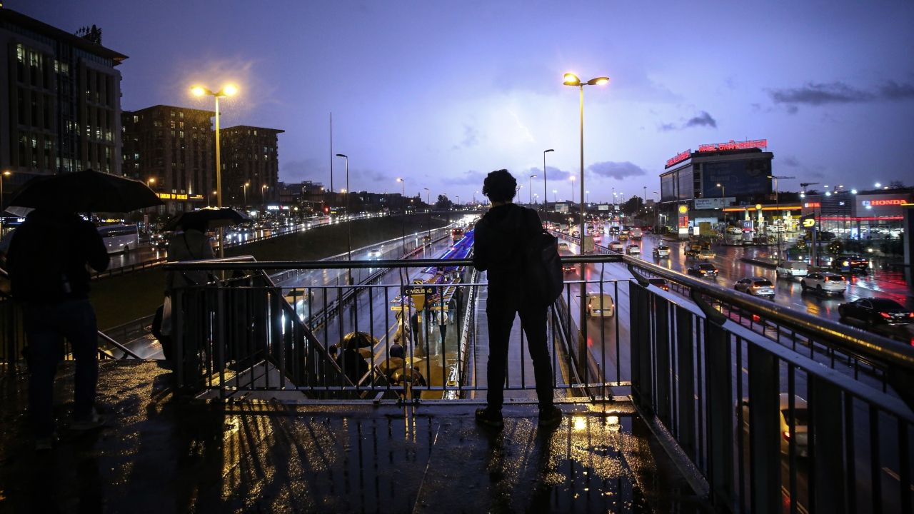 İstanbul'da sağanak yağış hayatı olumsuz etkiledi - Sayfa 1