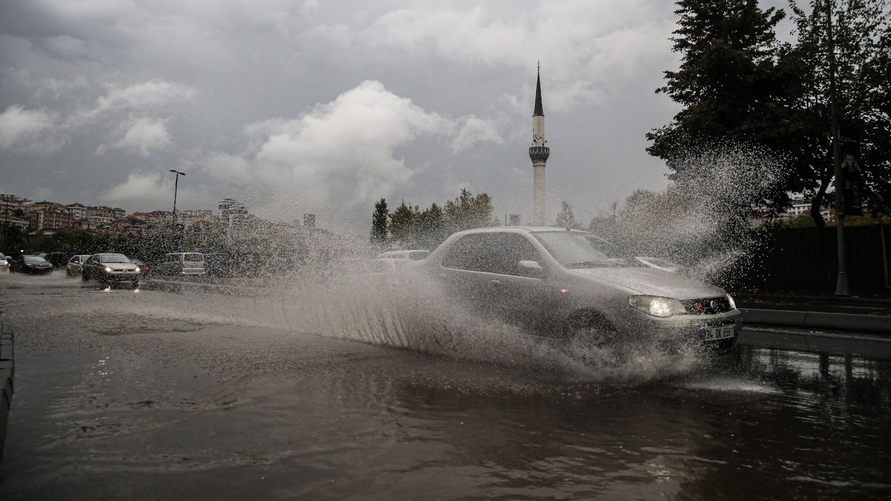 İstanbul'da sağanak yağış hayatı olumsuz etkiledi - Sayfa 4