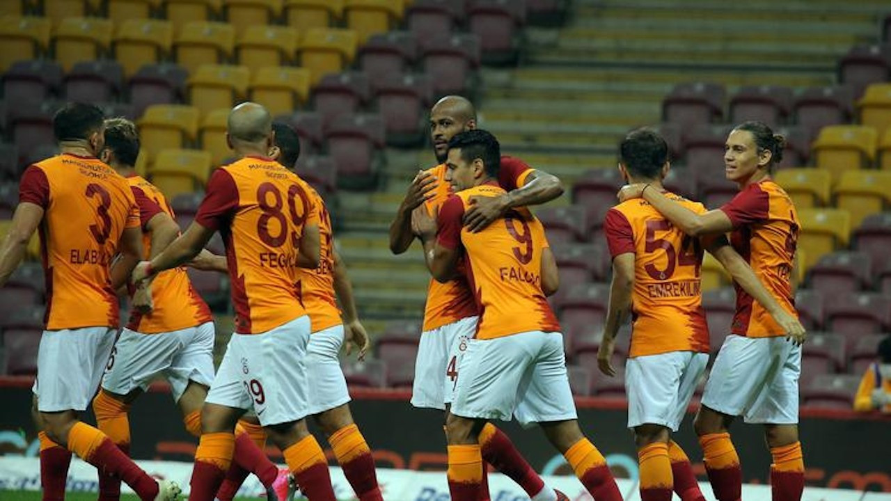 Galatasaray: Futbolcu maaşlarında yüzde 15 indirim yapıldı