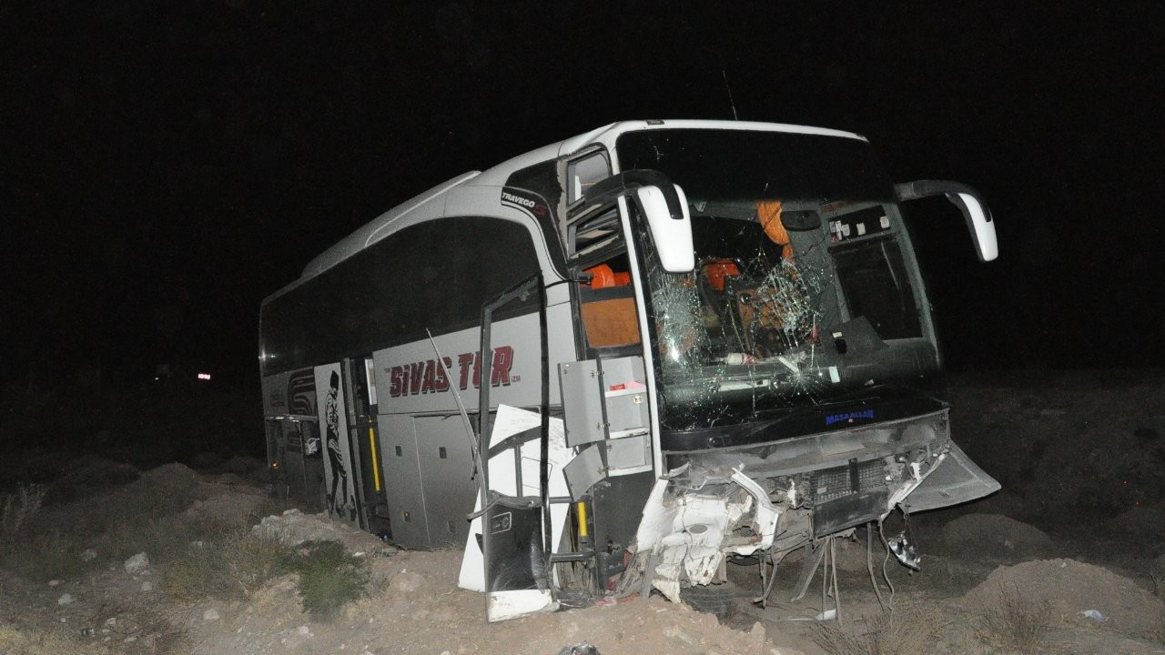 Yozgat'ta yolcu otobüsü devrildi