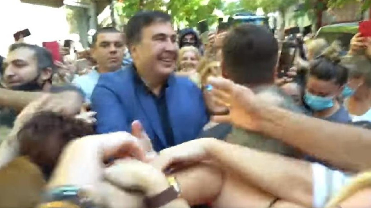 Saakaşvili Atina'da yumruklandı