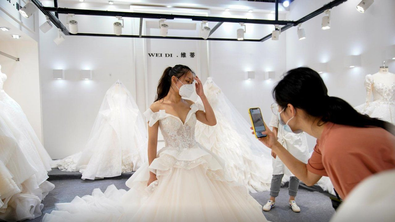 Çin'de bir haftada 600 bin çift evlendi, 23 düğüne giden sosyal medya kullanıcısının şikâyeti viral oldu - Sayfa 4