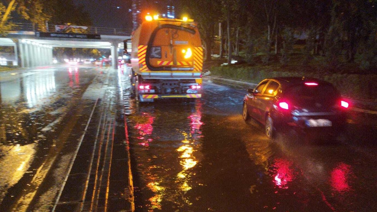 Ankara'yı sağanak yağış ve fırtına vurdu