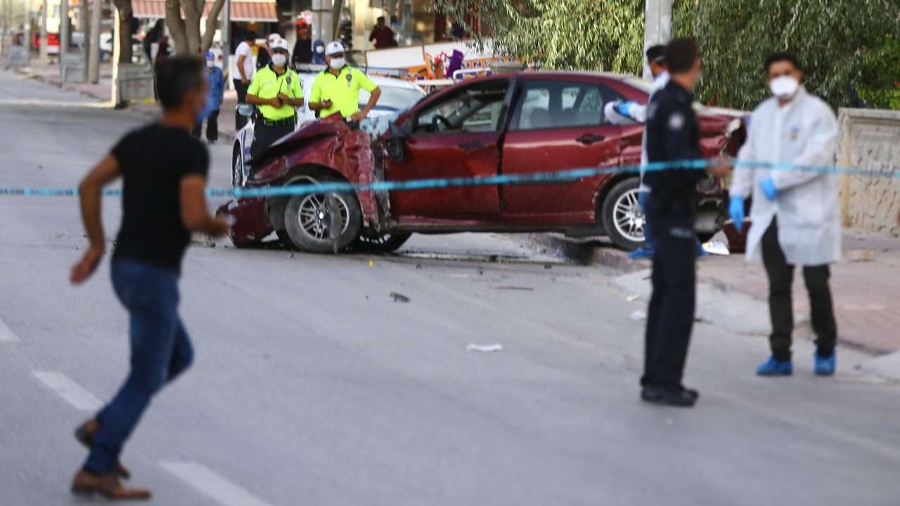 Kaldırımda yürüyen aileye otomobil çarptı: Baba ile oğlu öldü