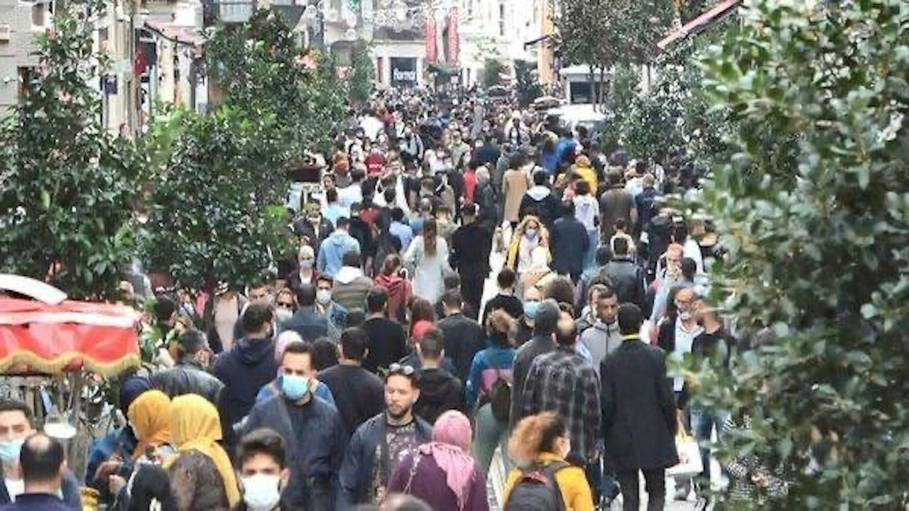 Koca'dan İstiklal Caddesi paylaşımı: Bu kalabalığa sağlam giren hasta çıkar