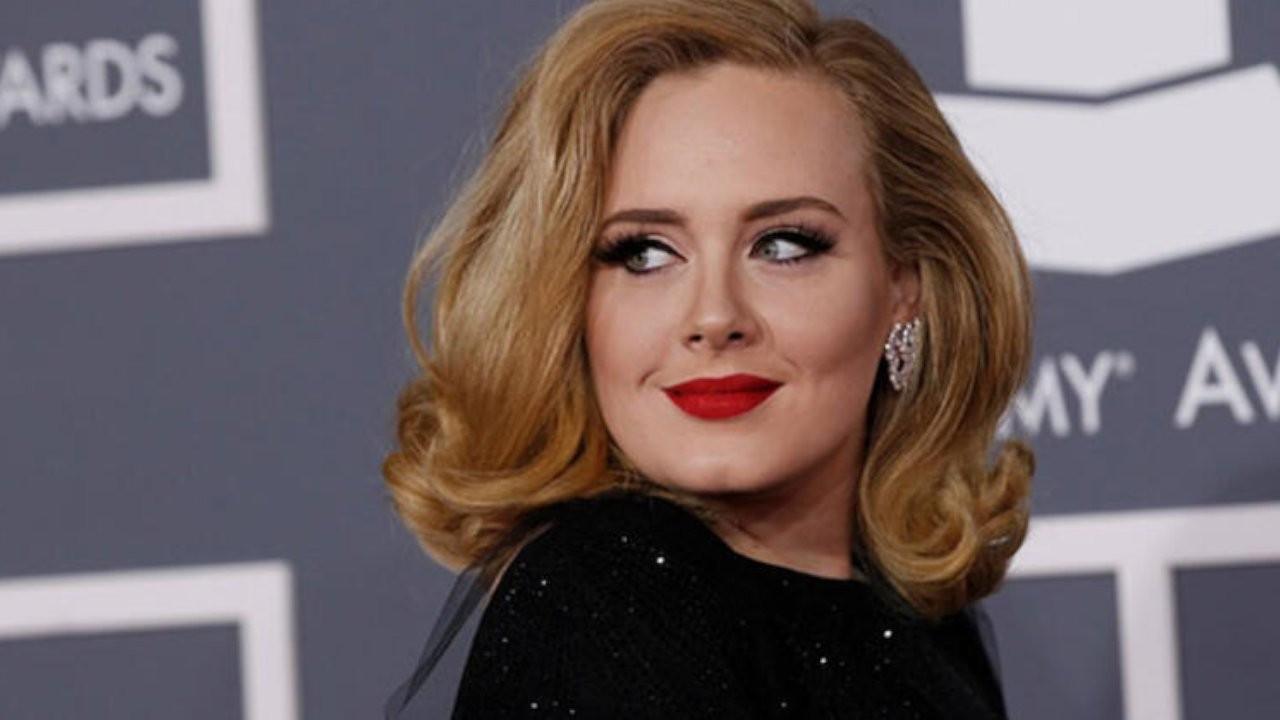 Adele’in babası kızının şarkısını söyleyen komşusunu şikayet etti