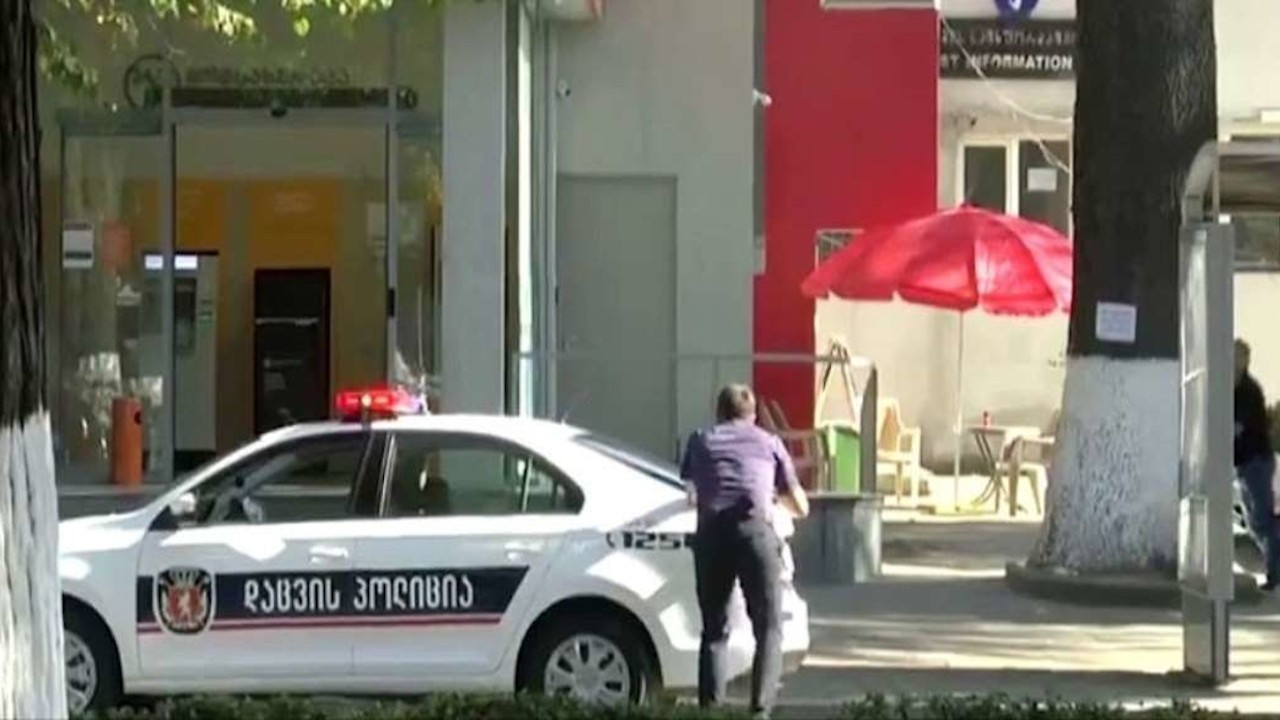Gürcistan'da banka soygunu: 17 rehine serbest bırakıldı