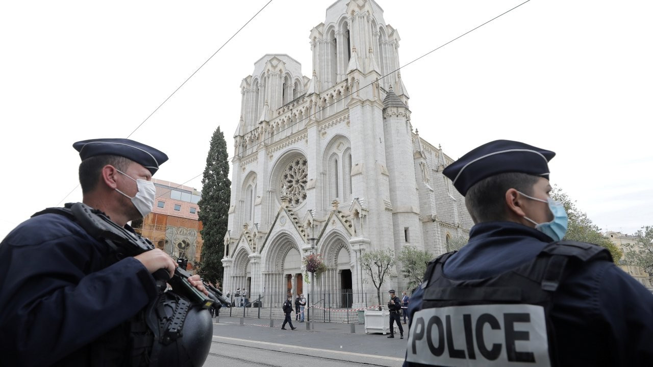 Fransa'da üç kişiyi öldüren bıçaklı saldırganın kimliği belirlendi