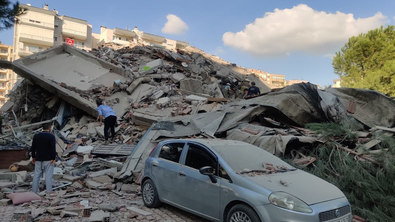 Seferihisar'da 6.6 büyüklüğünde deprem: Binalar çöktü