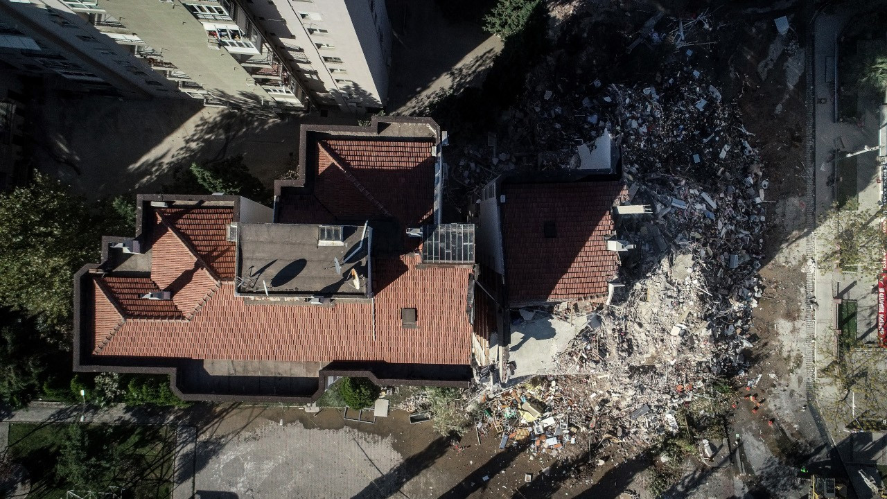 Depremde yıkılan yapılar için 11 gözaltı