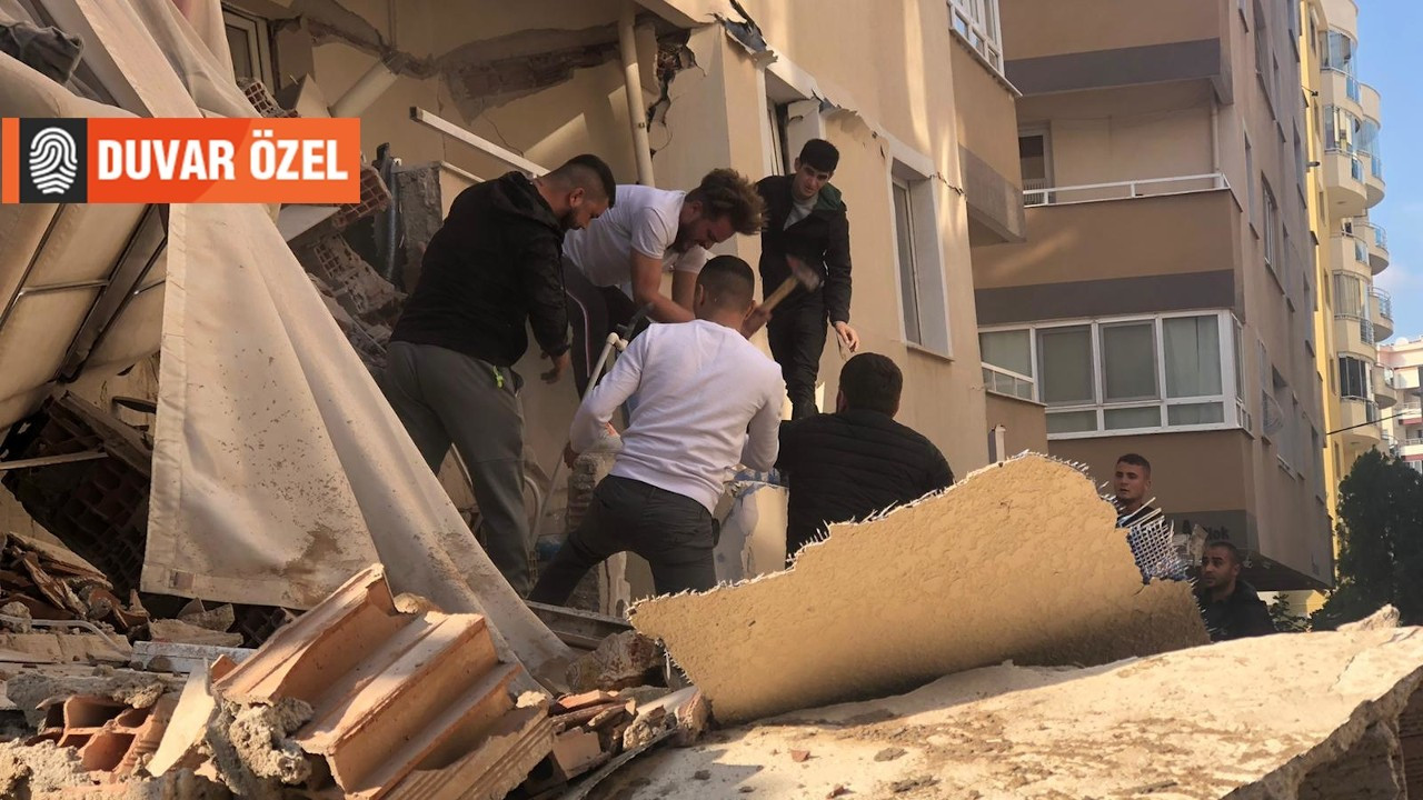 Yıkılan binadaki aileleri Filistinli genç kurtardı