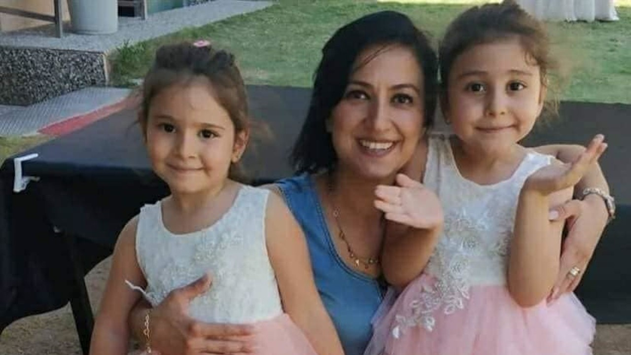 Eşi ve ikiz kızlarını depremde kaybetti