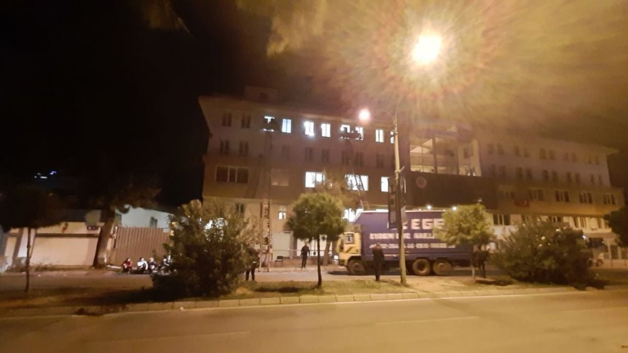 İzmir depreminde hasar gören mahkeme binası boşaltılıyor
