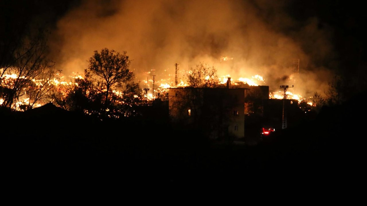 İzmir'de çöp depolama alanındaki yangın ormana sıçradı