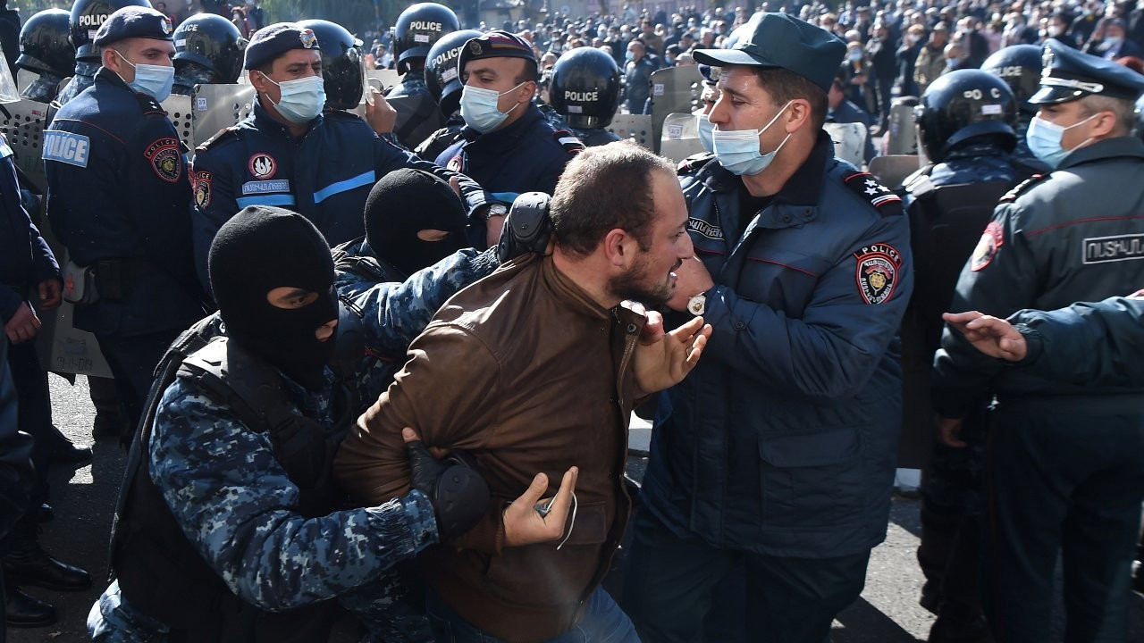 Erivan'da 'Nikol bir hain' protestoları