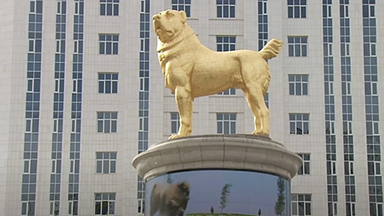 Türkmenistan'da 6 metrelik altın kaplama köpek heykeli