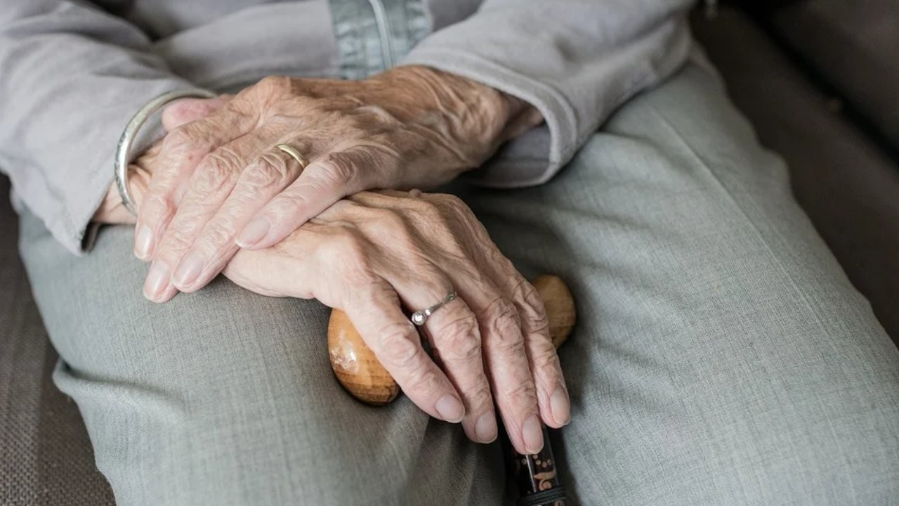 Alzheimer hastası kadının milyonluk evini sahte raporla satmışlar