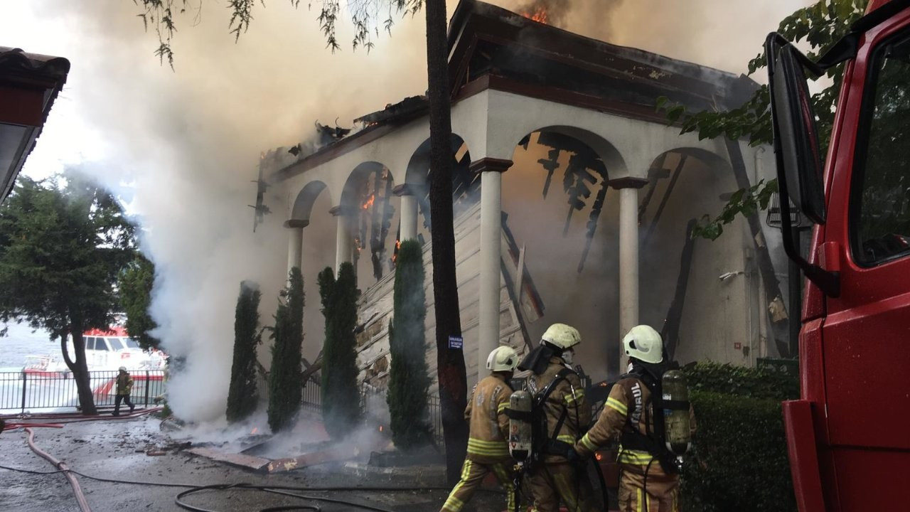 Tarihi Vaniköy Camii yandı