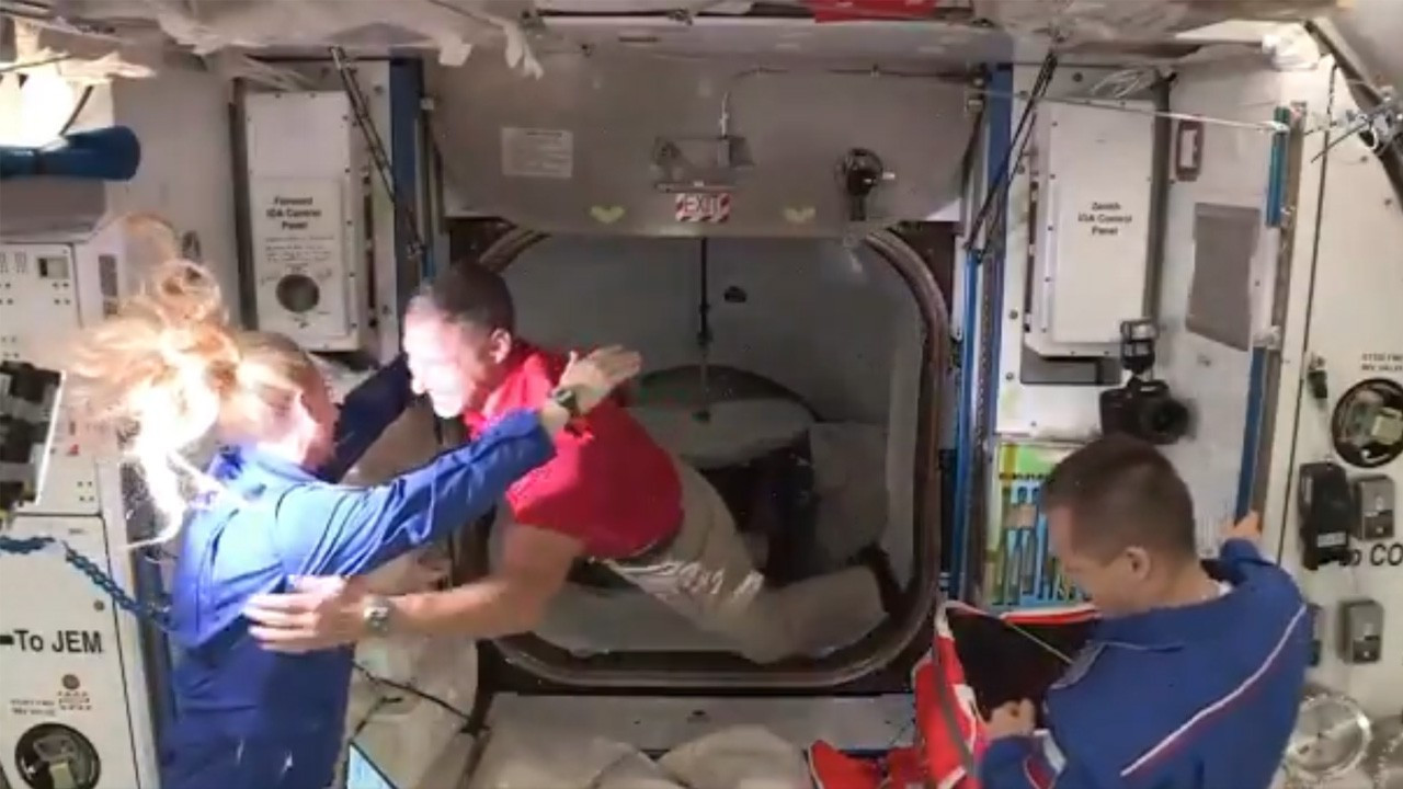 SpaceX mekiği 4 astronotu başarıyla ISS'ye götürdü