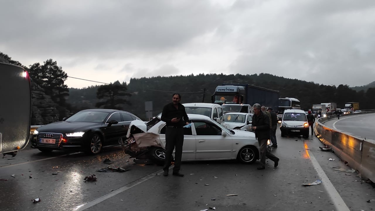 Antalya'da 18 araç zincirleme kaza yaptı