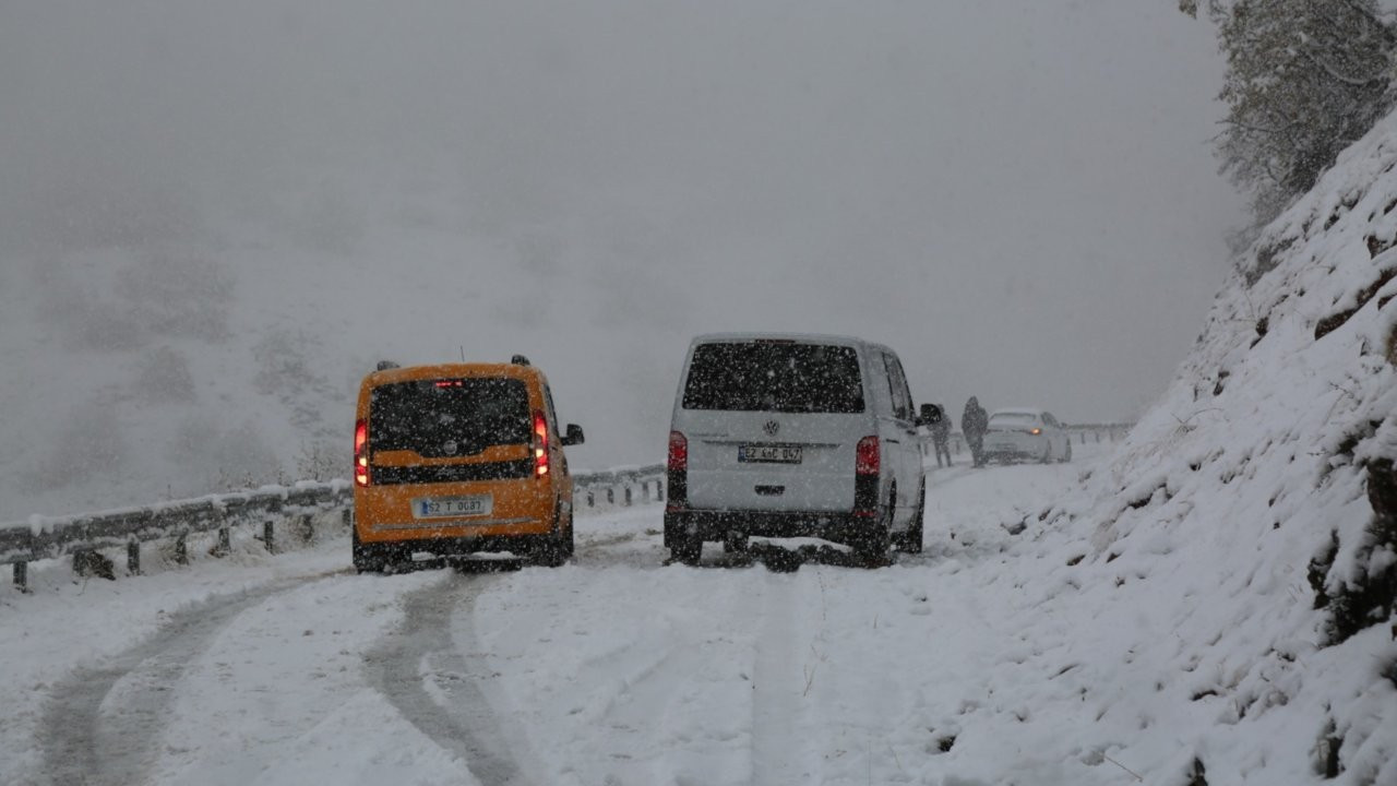 Dersim’e yılın ilk karı düştü: 31 köy yolu kapandı