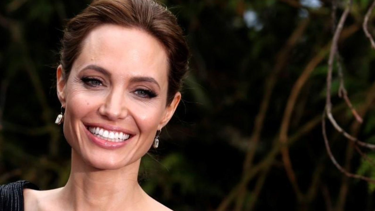 Angelina Jolie yönetmenliğe dönüyor