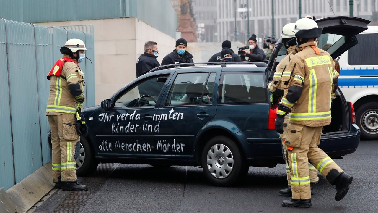 Merkel'in ofisine 'Çocuk katilleri' yazılı araba 'çarptı'