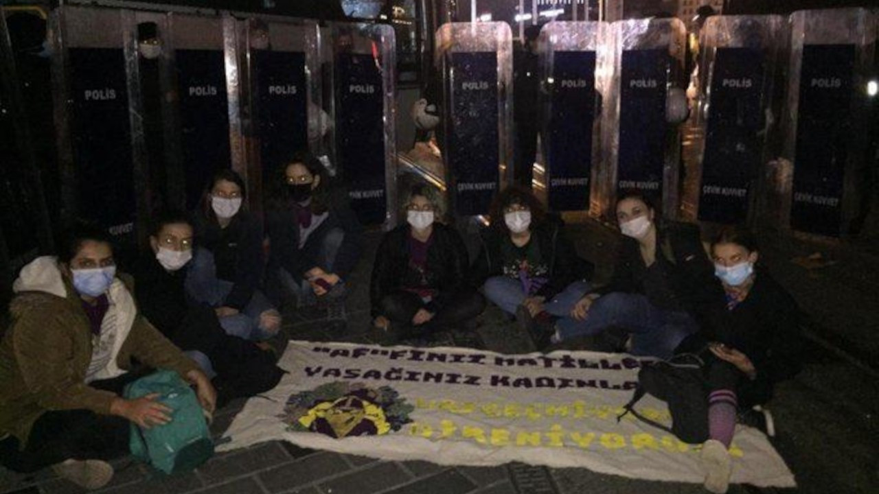 Taksim’de eylem yapmak isteyen kadınlar gözaltına alındı