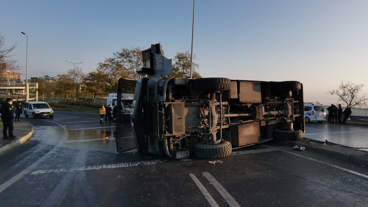 Küçükçekmece'de TOMA devrildi