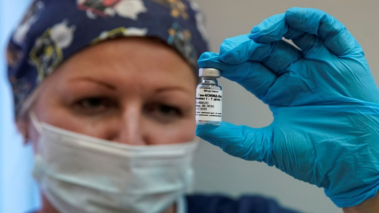 Rusya'da 'Aşı için alkolü iki ay bırakın' tartışması