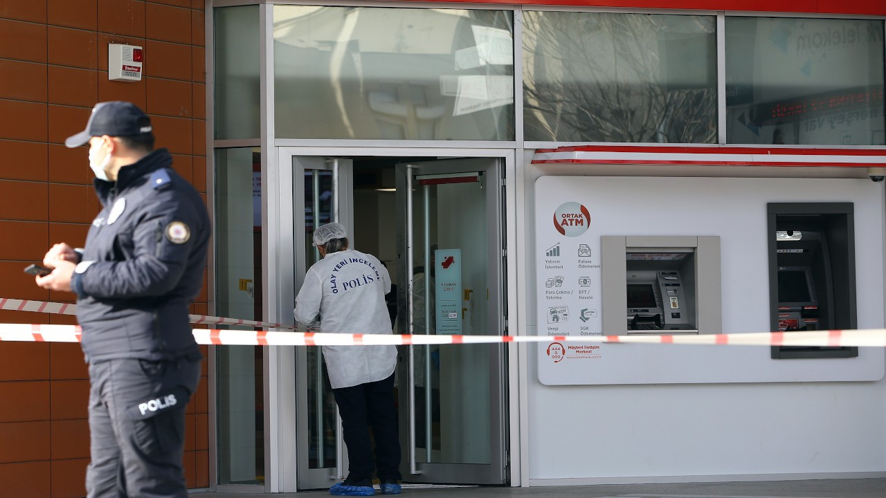 Banka soygununu engellemek isteyen kişi ağır yaralandı