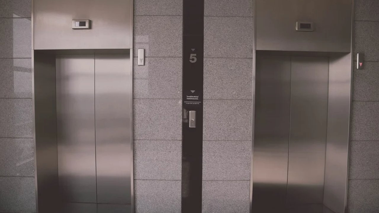 İş yerinde asansör halatı koptu: 1 işçi ölü