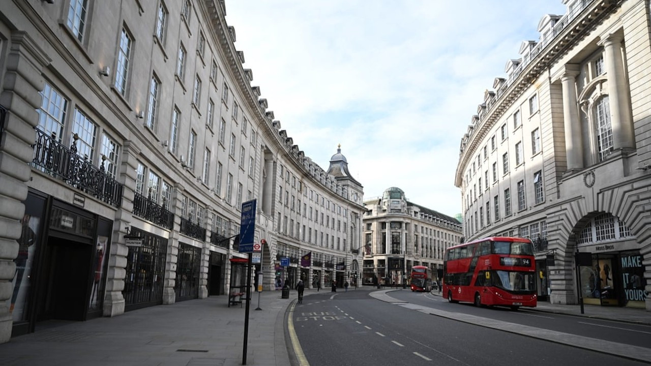Londra'da 4. aşamaya geçildi: Tüm mağazalar kapatıldı
