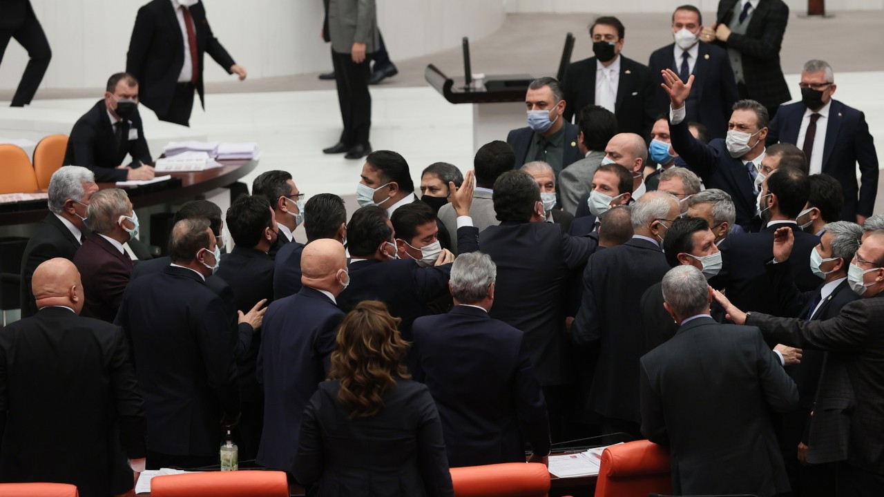 Meclis'te AK Parti ve CHP'li vekiller kavga etti