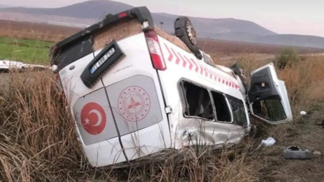 Afrin’den dönen sağlıkçıları taşıyan minibüs devrildi: 1 ölü, 7 yaralı