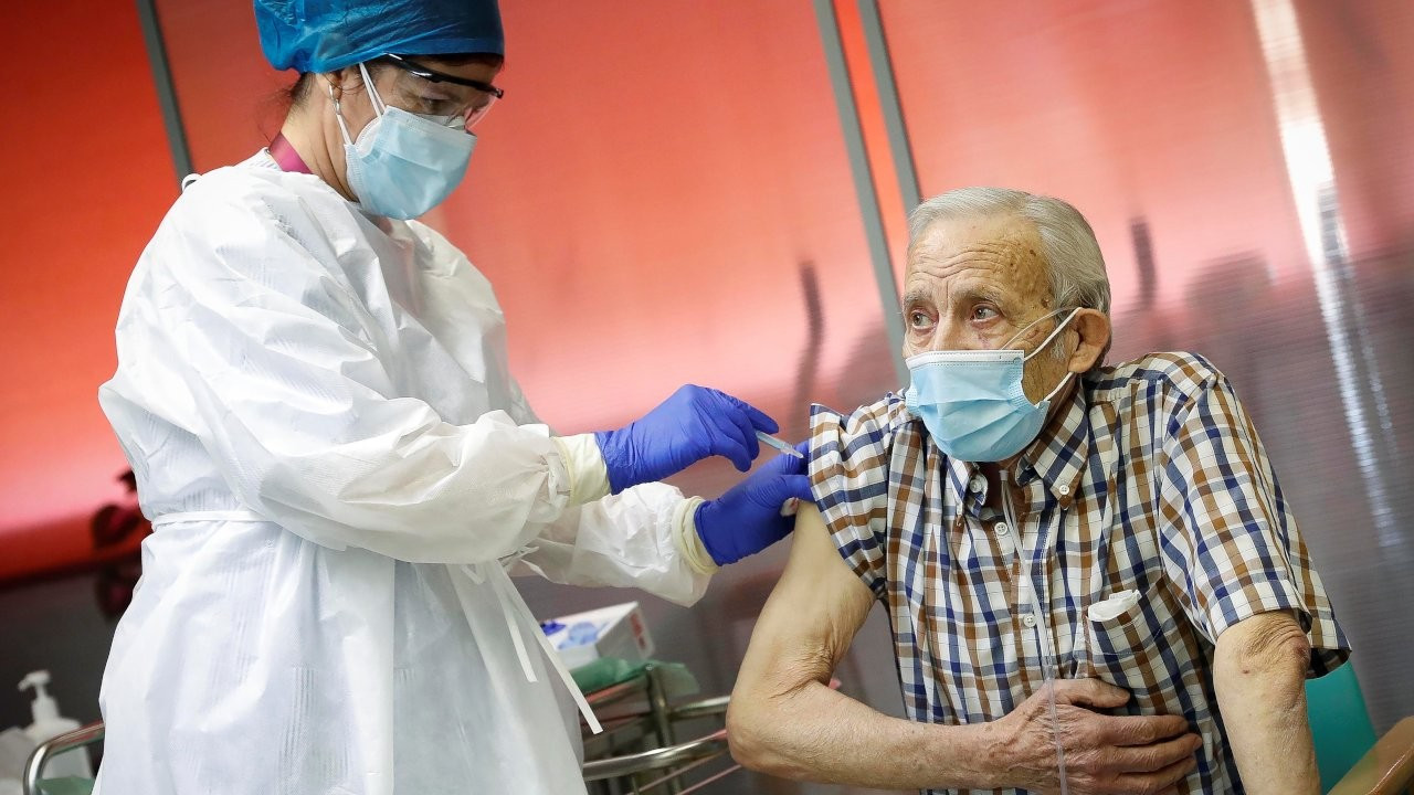 İspanya'da Covid aşısı olmayanların kaydı tutulacak