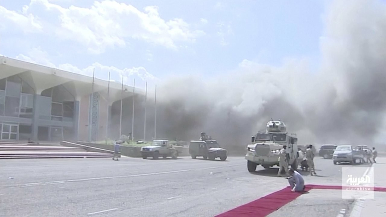 Yemen'de kabine üyelerinin ulaştığı Aden Havalimanı'nda patlama