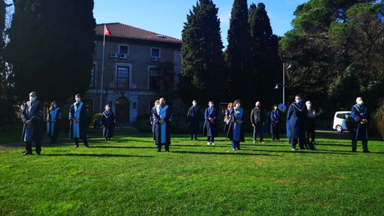 Boğaziçi'nde akademisyenlerden sırtı dönük protesto