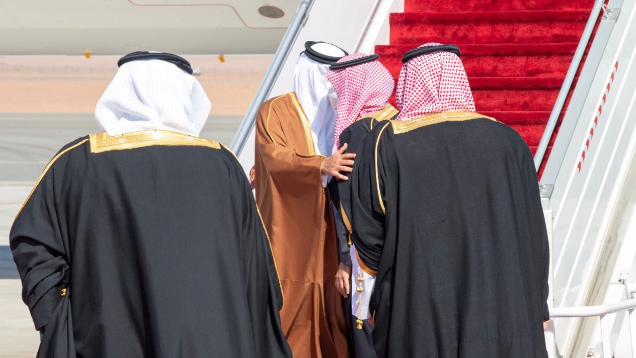 Muhammed bin Selman, Katar Emiri'ni sarılarak karşıladı