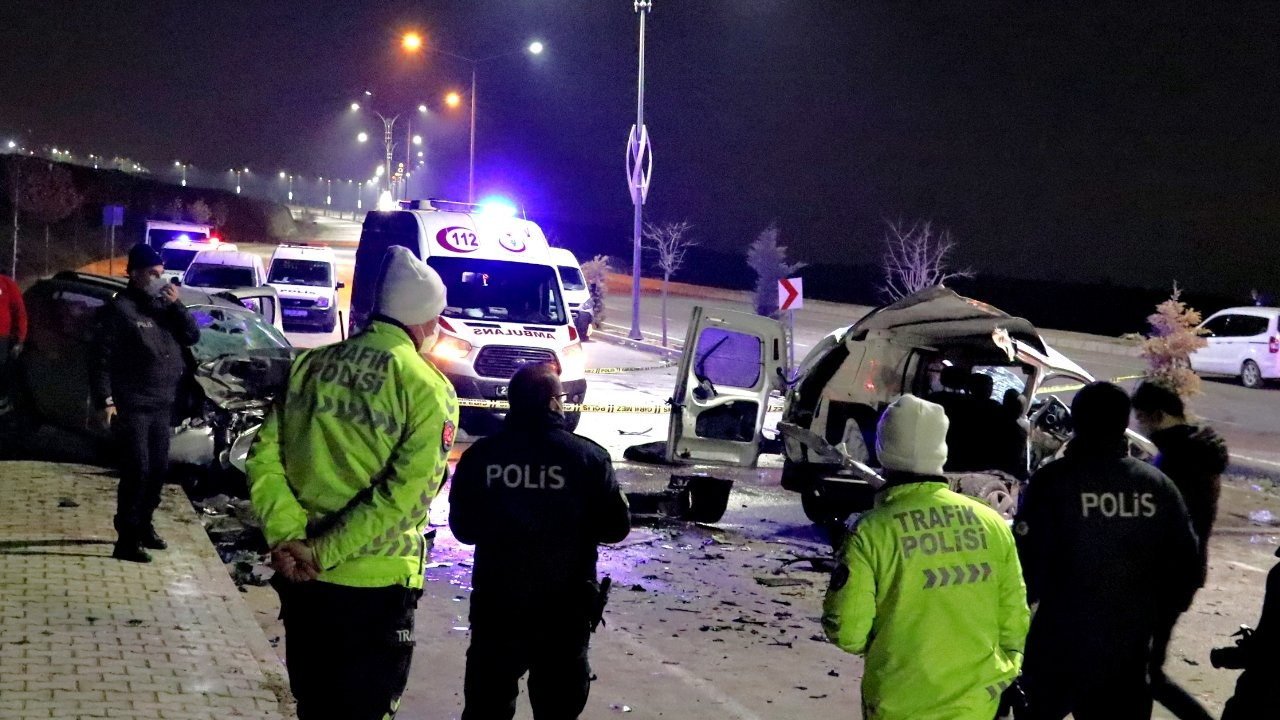 Damacana yüklü araçla kaza: 4 kişi öldü