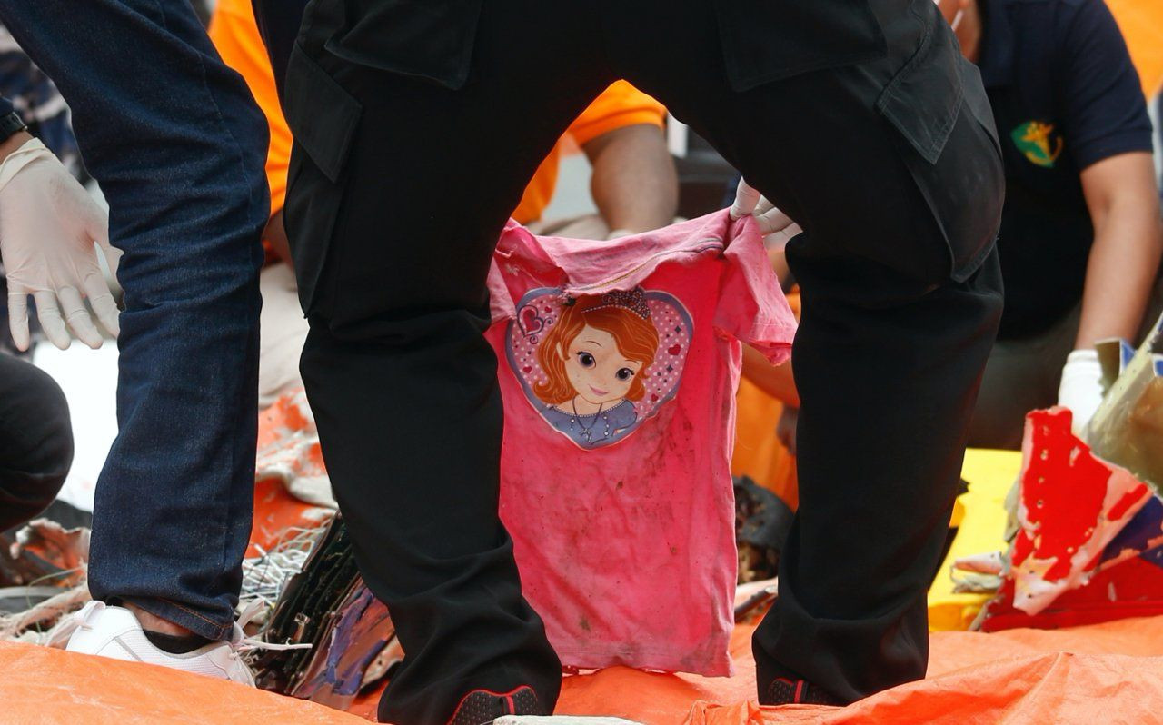 Çocuk giysileri, iki kara kutu, ceset parçaları: Endonezya uçağının enkazı bulundu - Sayfa 3