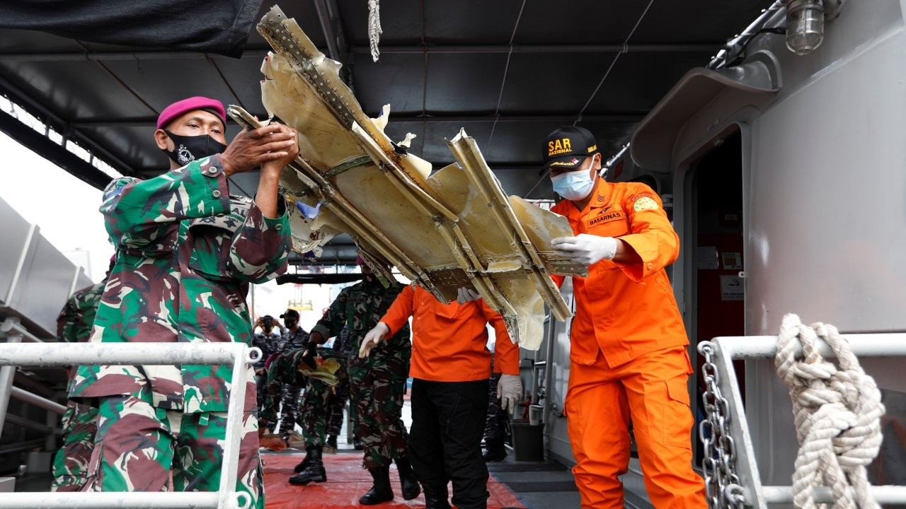 Endonezya'da düşen uçağın iki kara kutusu bulundu