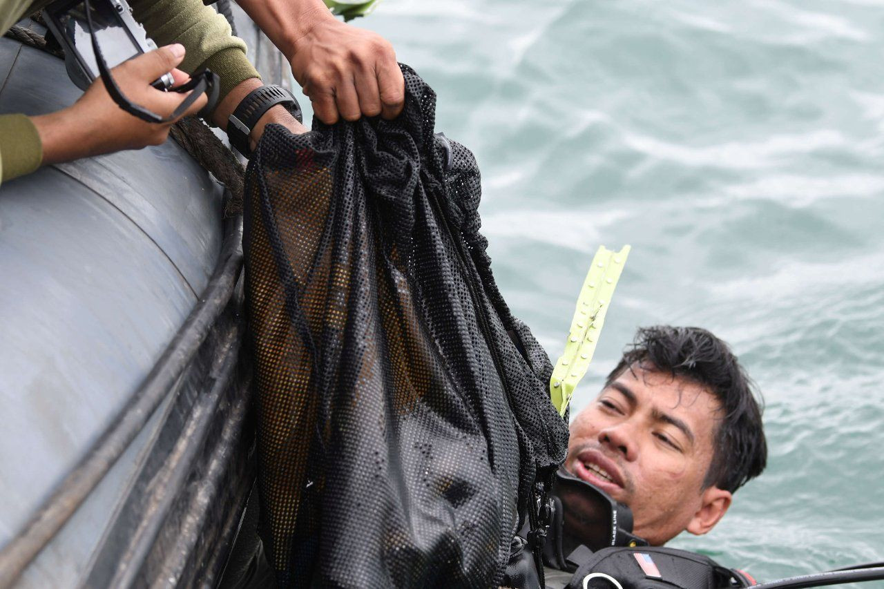 Çocuk giysileri, iki kara kutu, ceset parçaları: Endonezya uçağının enkazı bulundu - Sayfa 4