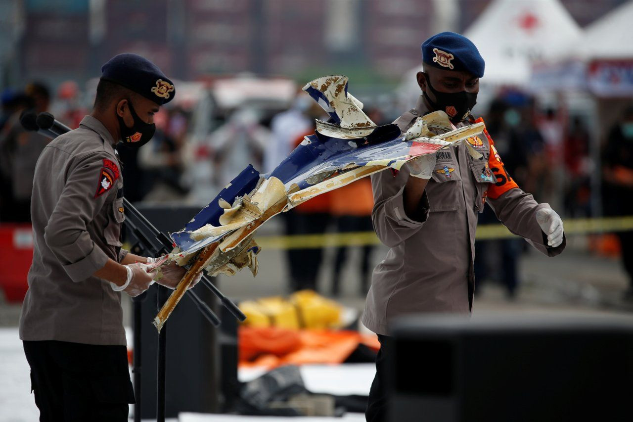 Çocuk giysileri, iki kara kutu, ceset parçaları: Endonezya uçağının enkazı bulundu - Sayfa 1