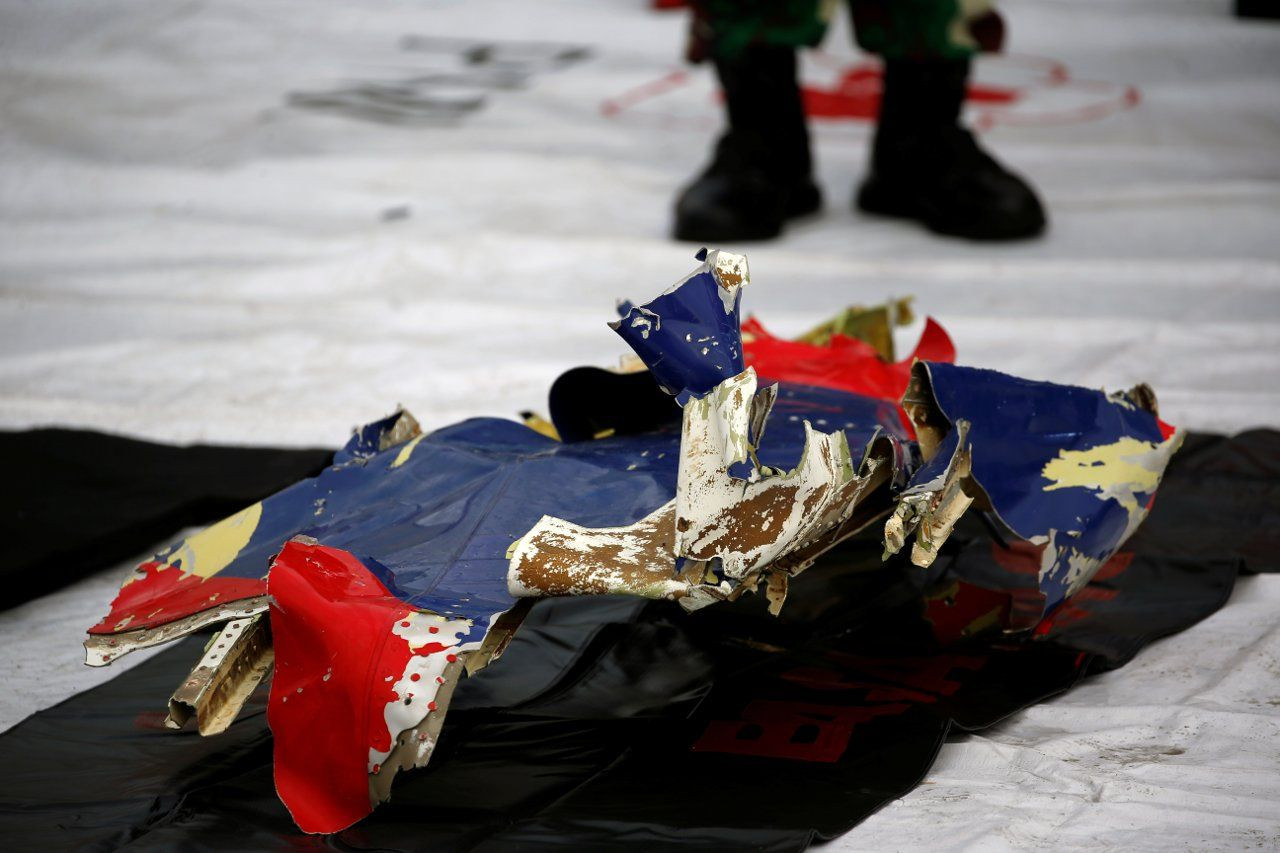 Çocuk giysileri, iki kara kutu, ceset parçaları: Endonezya uçağının enkazı bulundu - Sayfa 2