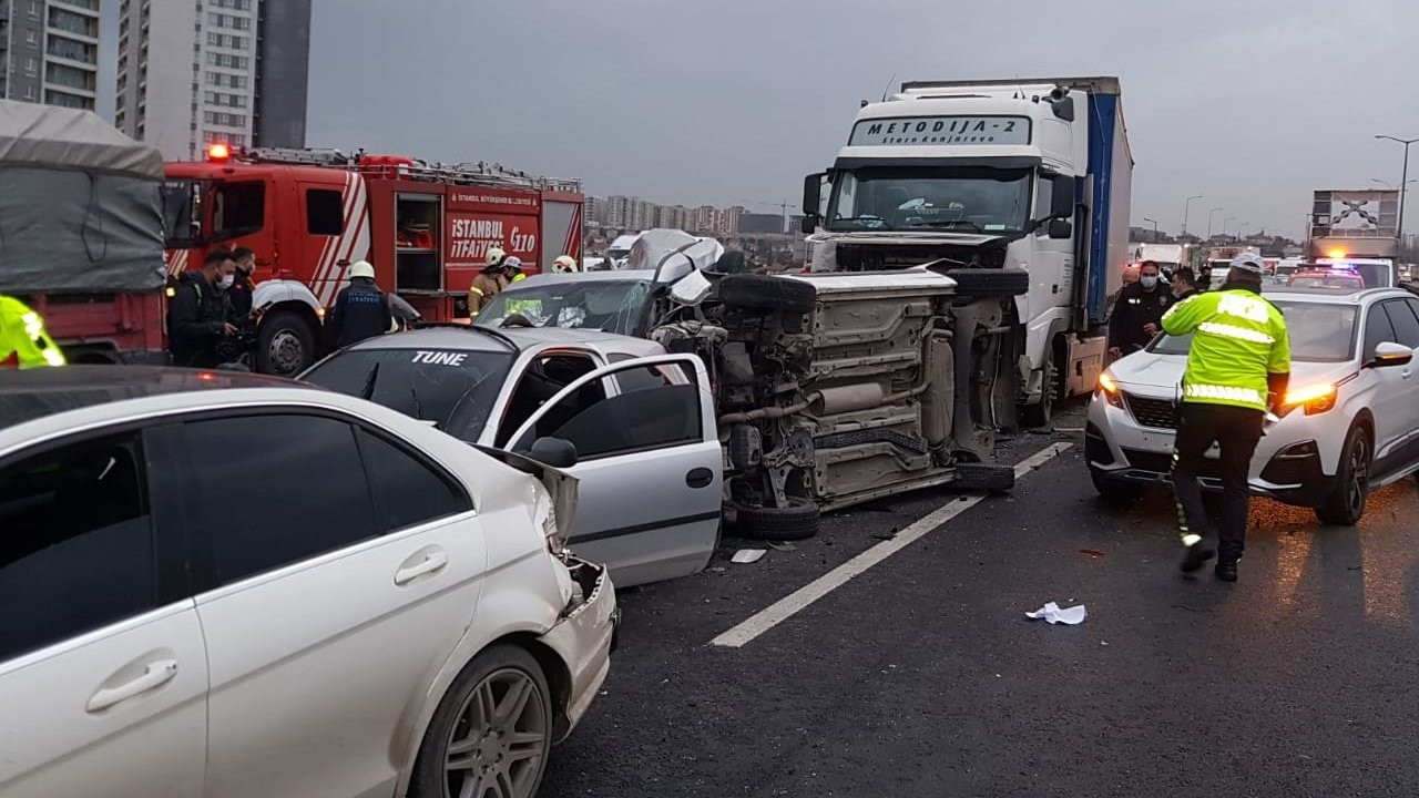 İstanbul'da 12 araçlı zincirleme trafik kazası: 5 yaralı