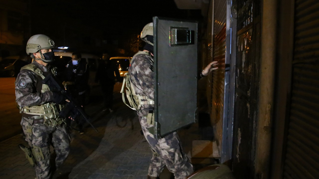 Adana'da 12'si polis 55 kişi için gözaltı kararı