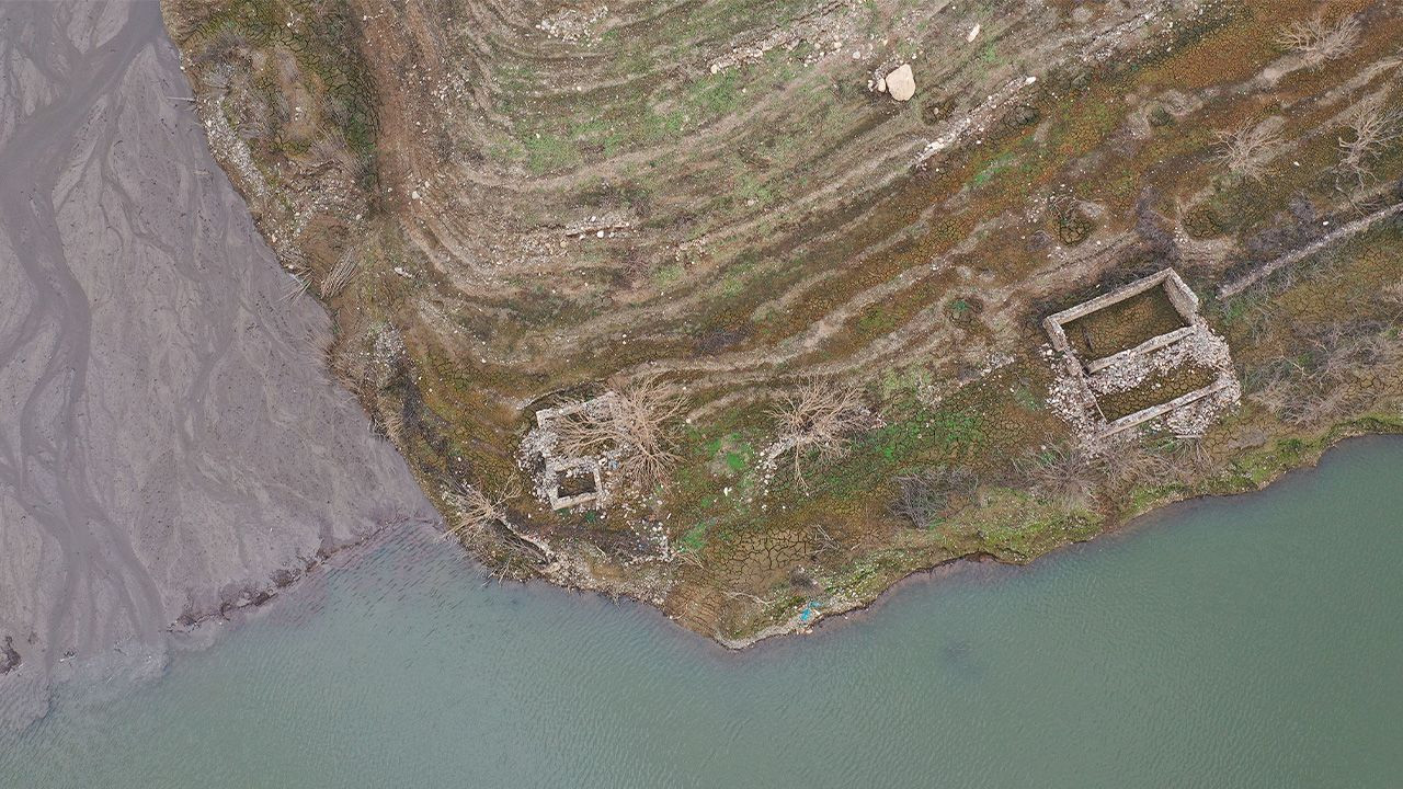 Barajda su seviyesi düştü, eski mahalle kalıntıları ortaya çıktı - Sayfa 1