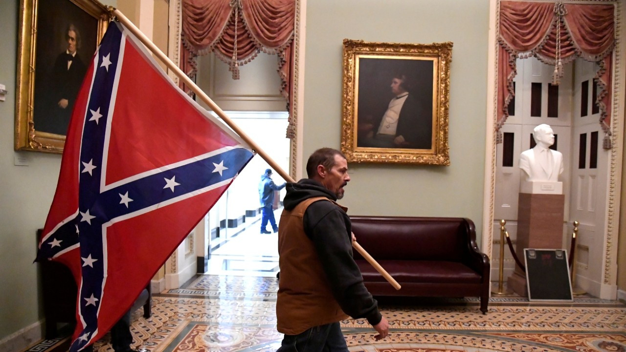 Kongre baskınında Amerika Konfedere Devletleri bayrağı açan kişi gözaltına alındı