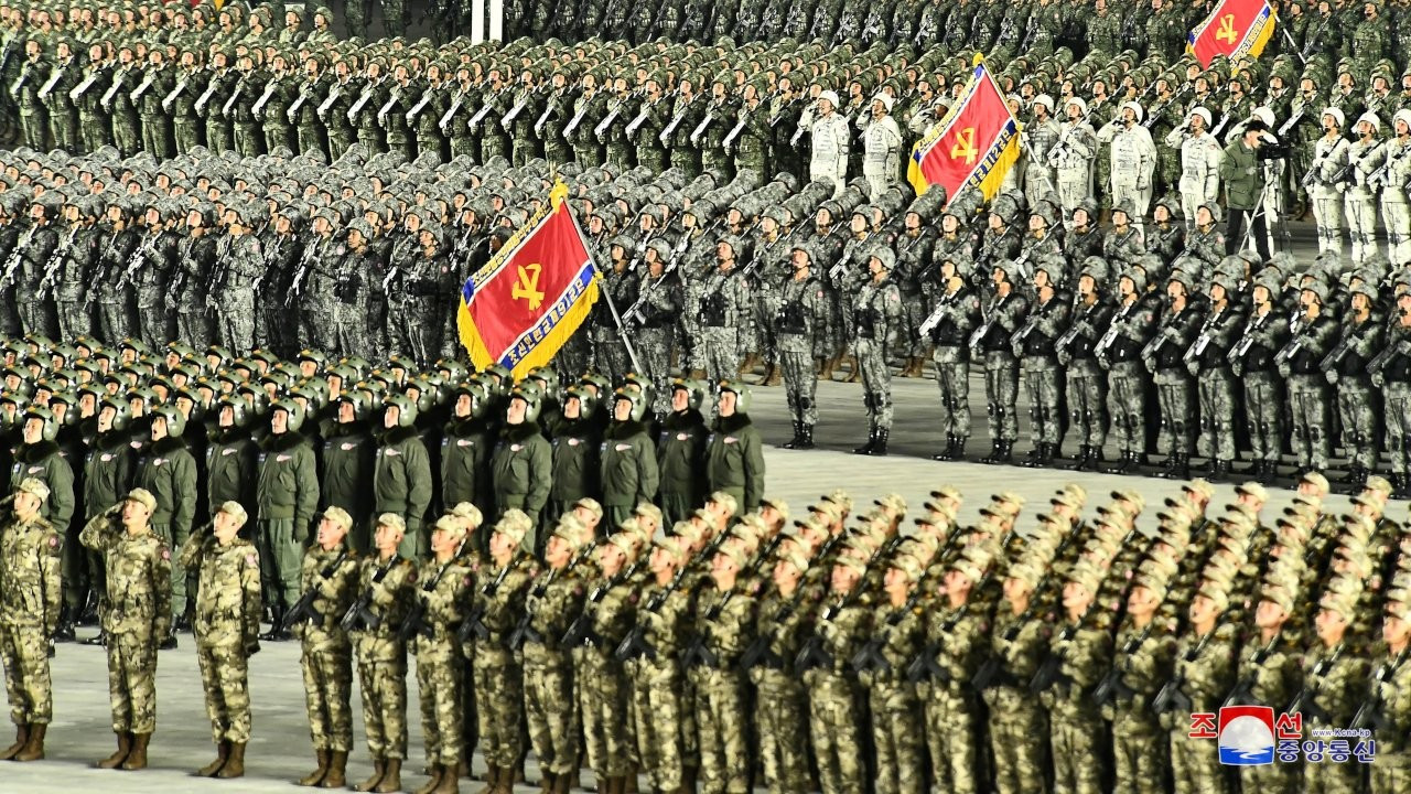 Kuzey Kore'den askeri geçit töreni: Yeni füzeler tanıtıldı